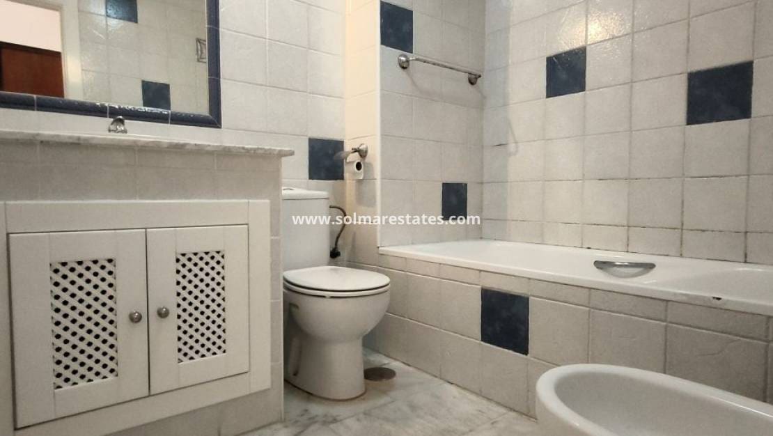 2 Zimmer Apartment zu verkaufen in Villamartin mit Pool - 165.000 € (Ref: 9267582)