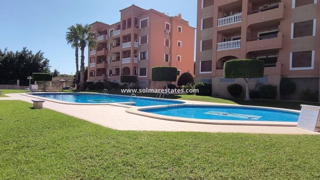 2 Zimmer Apartment zu verkaufen in Villamartin mit Pool - 165.000 € (Ref: 9267582)