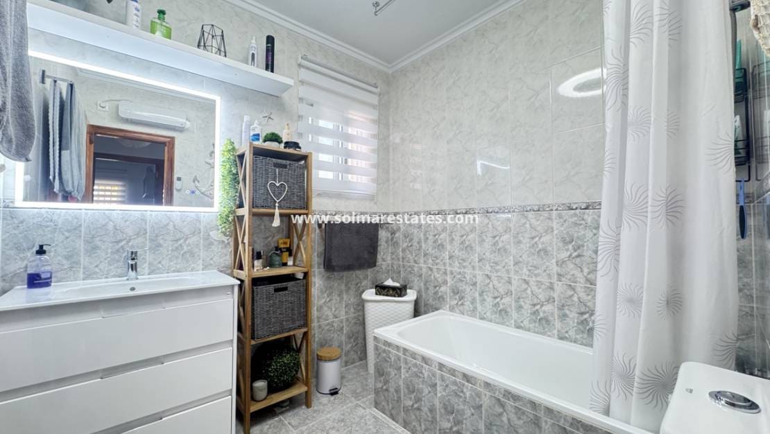 4 slaapkamer Villa te koop in Villamartin met zwembad - € 379.000 (Ref: 9289343)