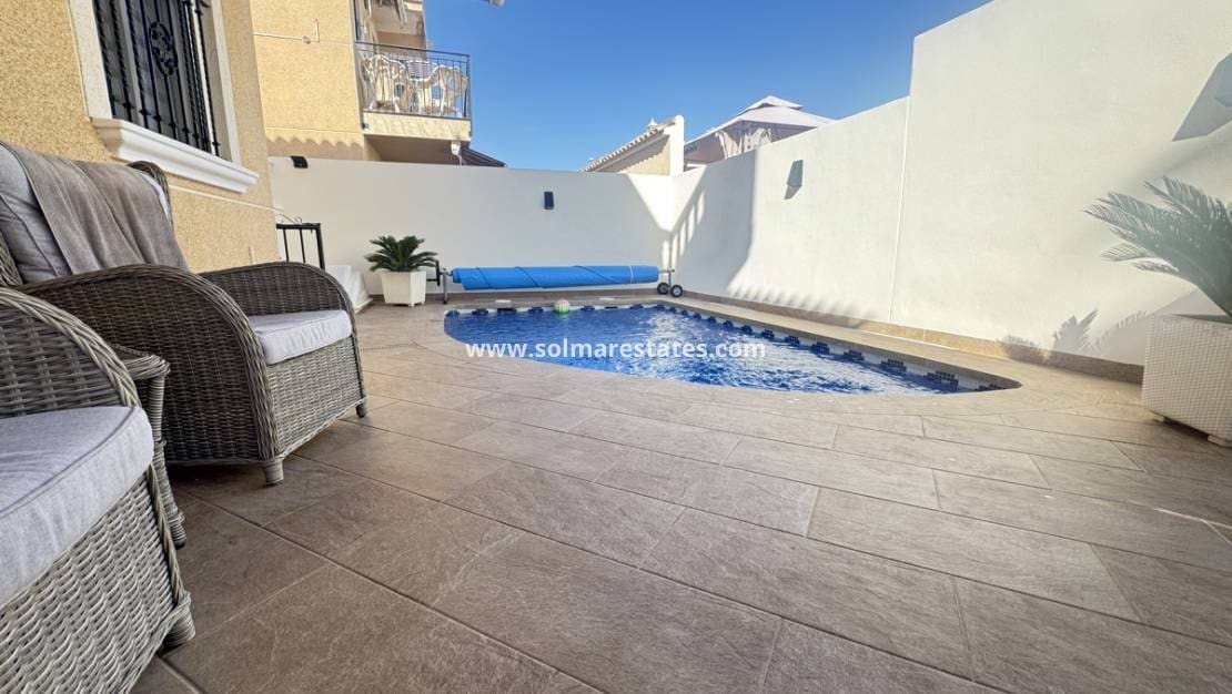 4 slaapkamer Villa te koop in Villamartin met zwembad - € 379.000 (Ref: 9289343)