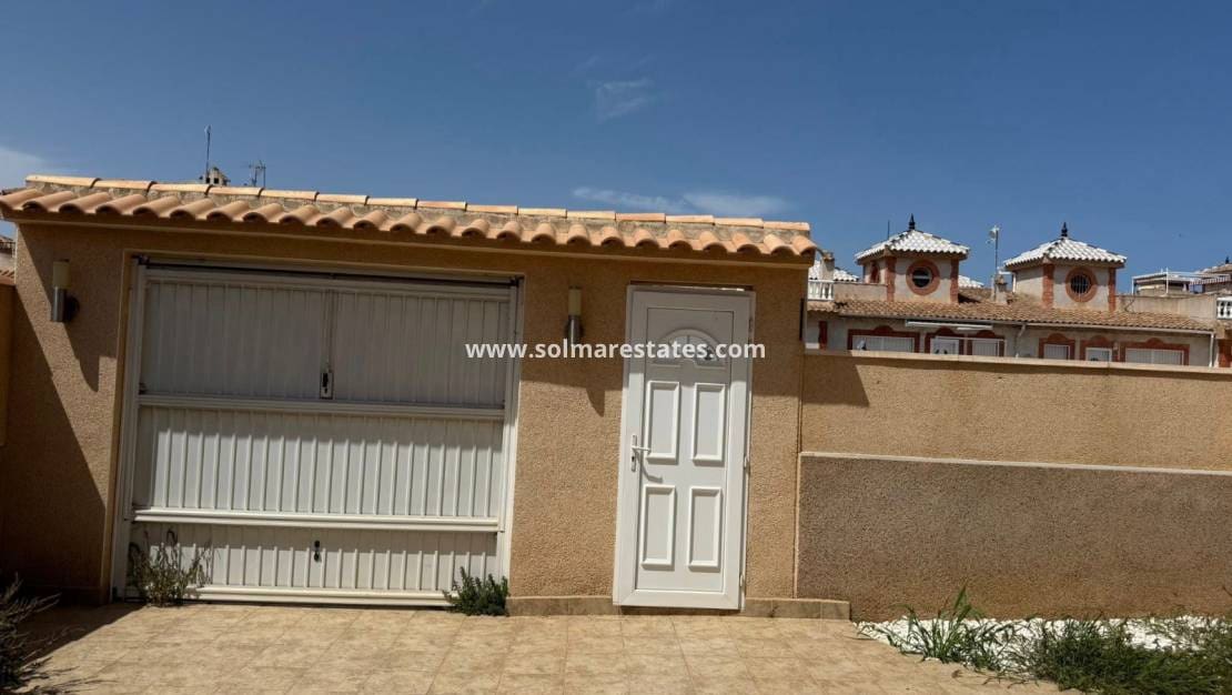 Chalet de 2 habitaciones en Playa Flamenca en venta con piscina - 249.950 € (Ref: 9293286)