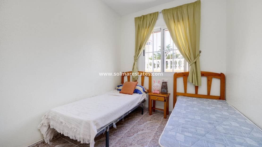 3 slaapkamer Halfvrijstaande villa te koop in La Zenia met zwembad - € 259.500 (Ref: 9301371)