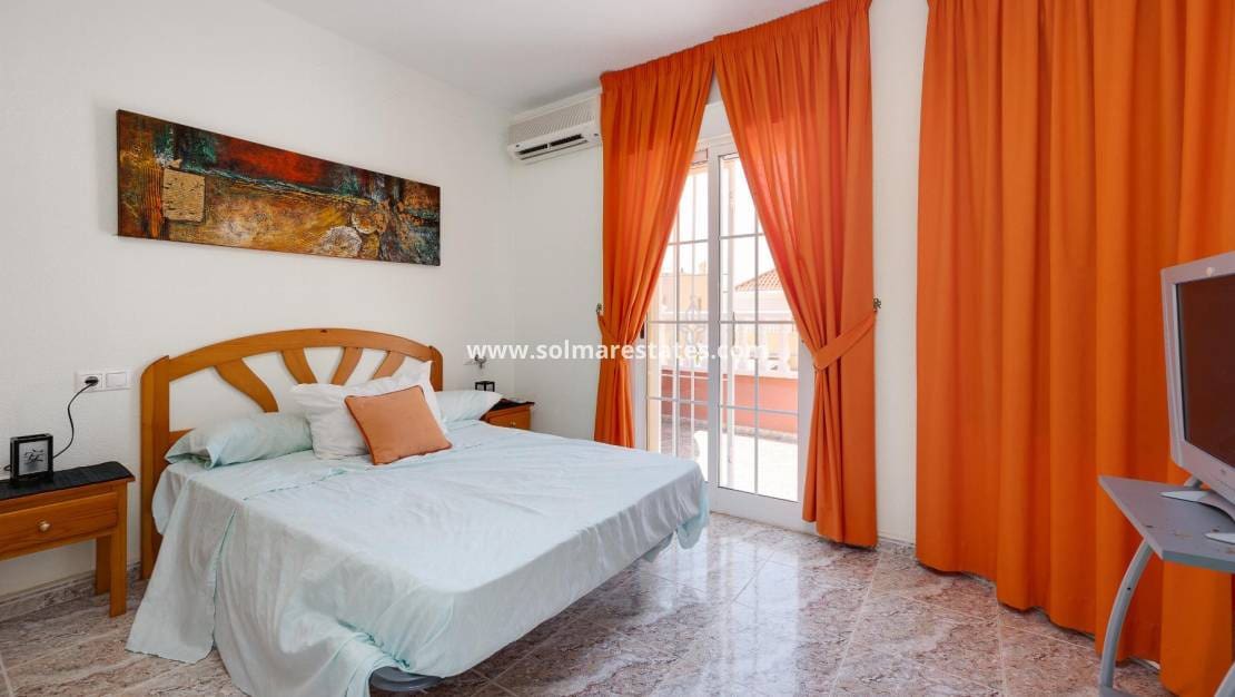 3 slaapkamer Halfvrijstaande villa te koop in La Zenia met zwembad - € 259.500 (Ref: 9301371)