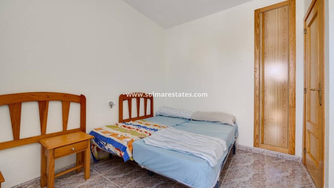 3 slaapkamer Halfvrijstaande villa te koop in La Zenia met zwembad - € 259.500 (Ref: 9301371)