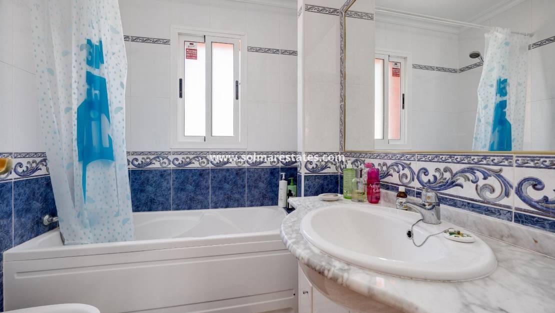 3 slaapkamer Halfvrijstaande villa te koop in La Zenia met zwembad - € 259.500 (Ref: 9301371)