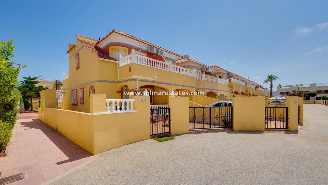 3 slaapkamer Halfvrijstaande villa te koop in La Zenia met zwembad - € 259.500 (Ref: 9301371)