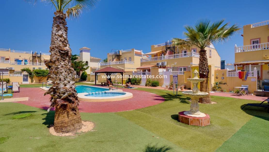 3 slaapkamer Halfvrijstaande villa te koop in La Zenia met zwembad - € 259.500 (Ref: 9301371)