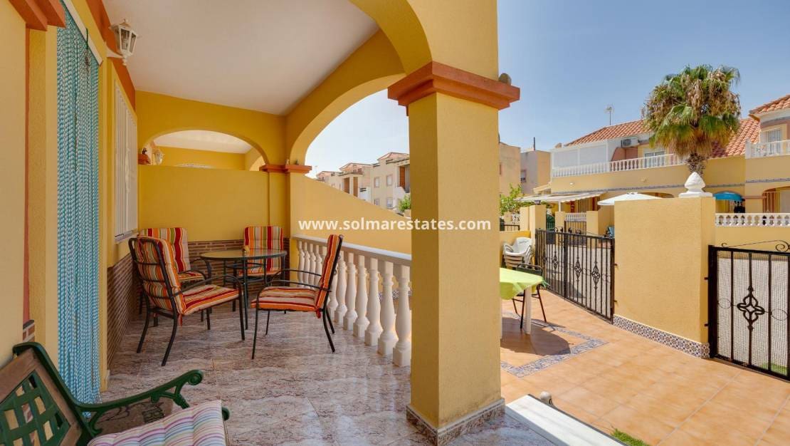 3 slaapkamer Halfvrijstaande villa te koop in La Zenia met zwembad - € 259.500 (Ref: 9301371)