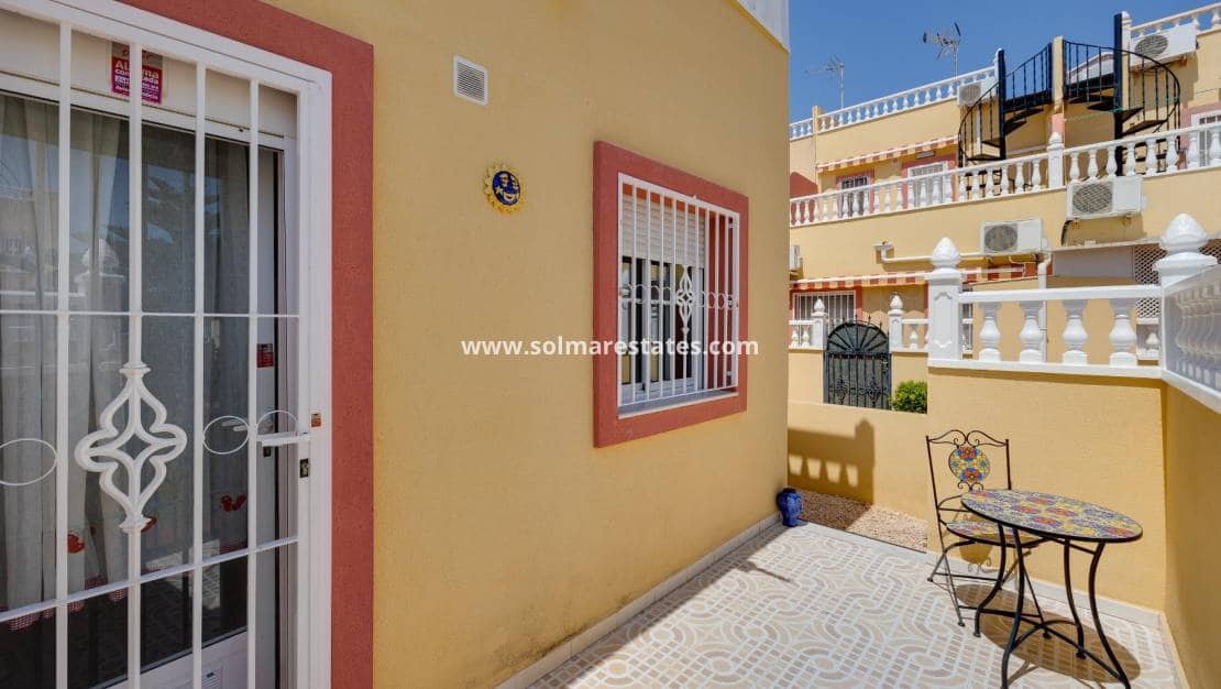 3 slaapkamer Halfvrijstaande villa te koop in La Zenia met zwembad - € 259.500 (Ref: 9301371)