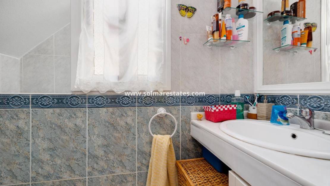 3 slaapkamer Halfvrijstaande villa te koop in La Zenia met zwembad - € 259.500 (Ref: 9301371)