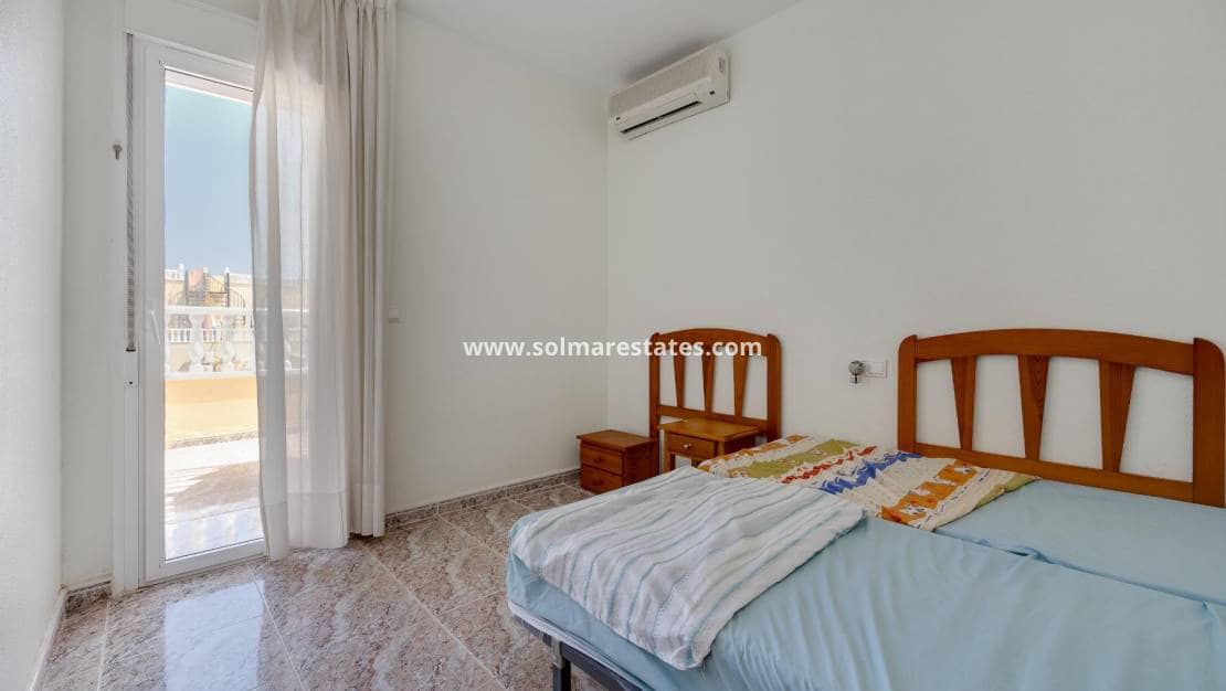 3 slaapkamer Halfvrijstaande villa te koop in La Zenia met zwembad - € 259.500 (Ref: 9301371)