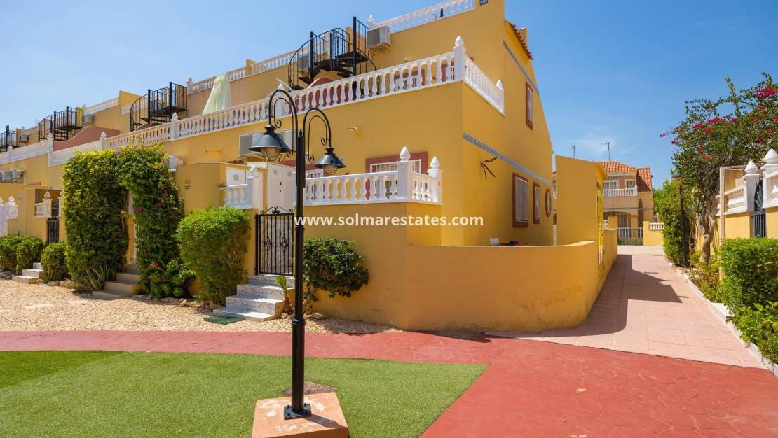 3 slaapkamer Halfvrijstaande villa te koop in La Zenia met zwembad - € 259.500 (Ref: 9301371)