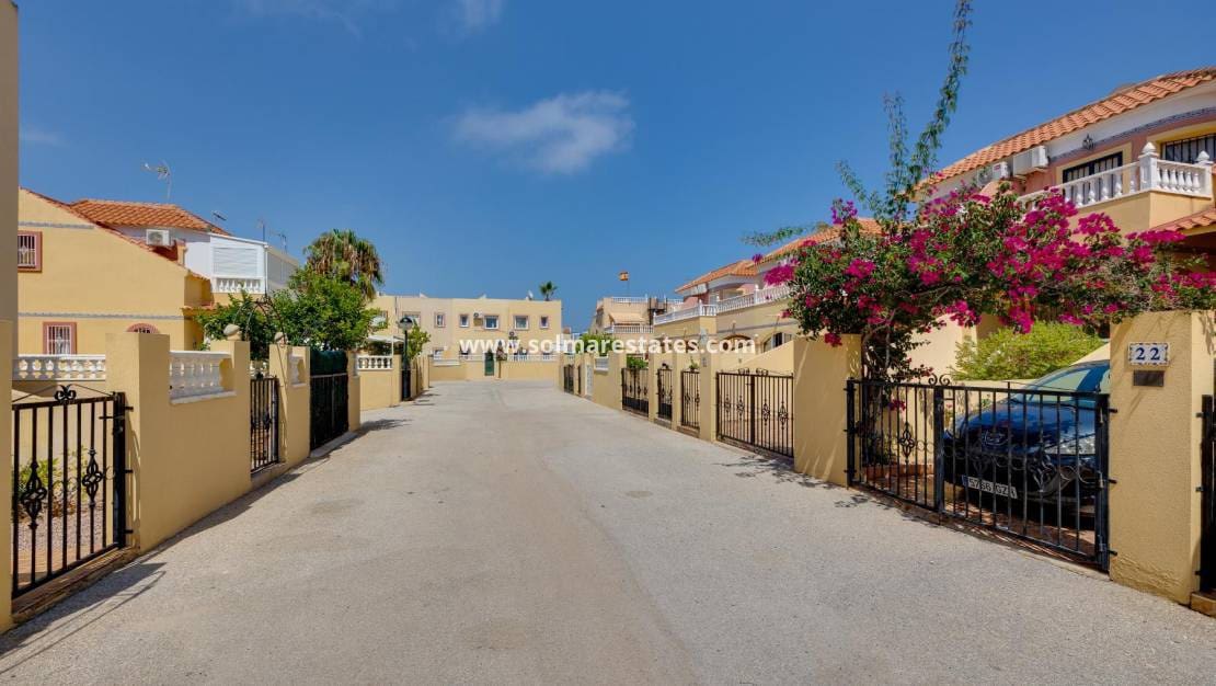 3 slaapkamer Halfvrijstaande villa te koop in La Zenia met zwembad - € 259.500 (Ref: 9301371)