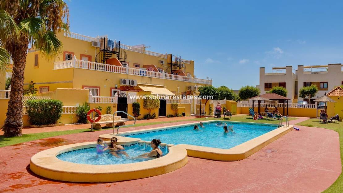 3 slaapkamer Halfvrijstaande villa te koop in La Zenia met zwembad - € 259.500 (Ref: 9301371)