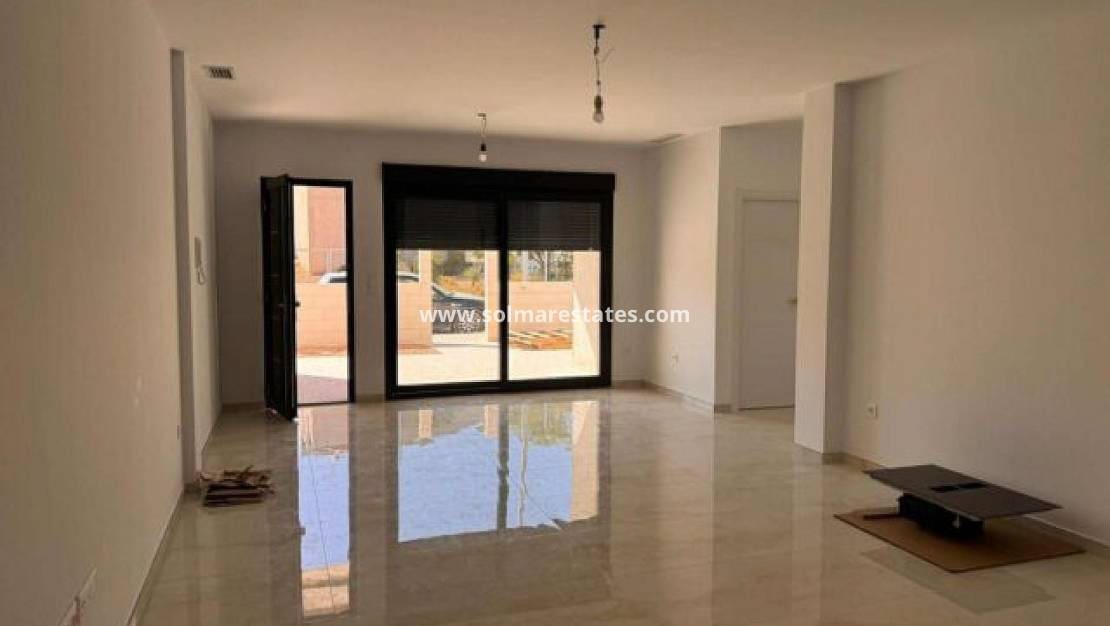 3 soveværelse Semi-Rækkehus til salg i La Romana med swimmingpool - € 269.995 (Ref: 9301532)