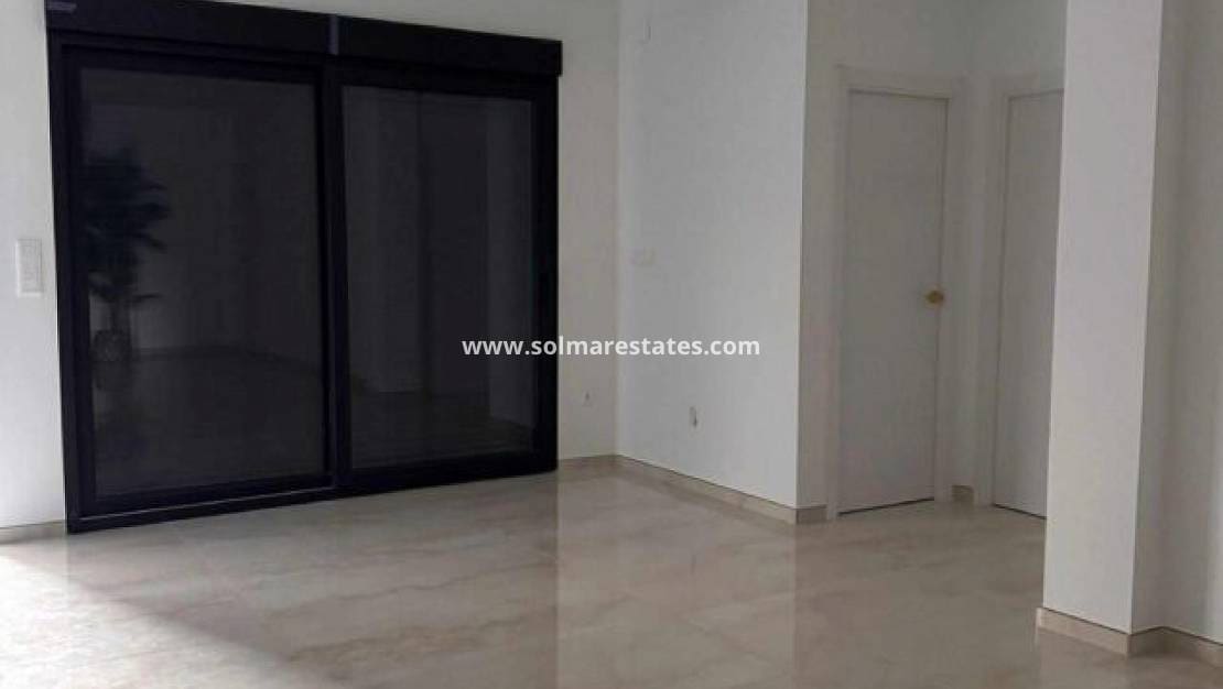 3 soveværelse Semi-Rækkehus til salg i La Romana med swimmingpool - € 269.995 (Ref: 9301532)