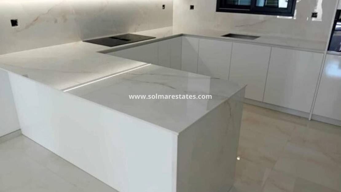 3 soveværelse Semi-Rækkehus til salg i La Romana med swimmingpool - € 269.995 (Ref: 9301532)