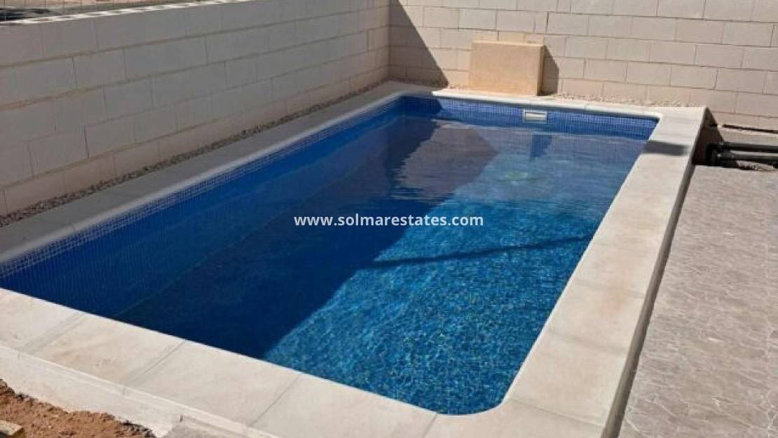 3 soveværelse Semi-Rækkehus til salg i La Romana med swimmingpool - € 269.995 (Ref: 9301532)