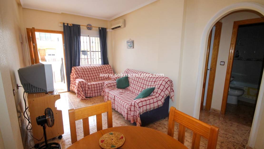 2 Zimmer Apartment zu verkaufen in Villamartin mit Pool - 125.000 € (Ref: 9306762)