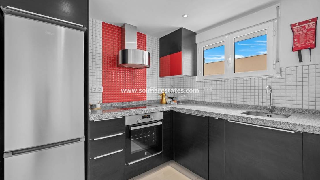 3 slaapkamer Appartement te koop in Punta Prima met zwembad - € 269.000 (Ref: 9306976)