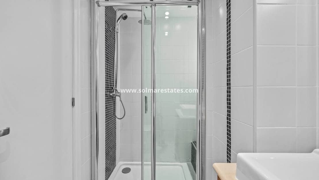 3 slaapkamer Appartement te koop in Punta Prima met zwembad - € 269.000 (Ref: 9306976)