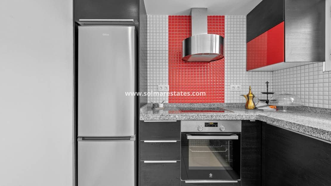 3 slaapkamer Appartement te koop in Punta Prima met zwembad - € 269.000 (Ref: 9306976)