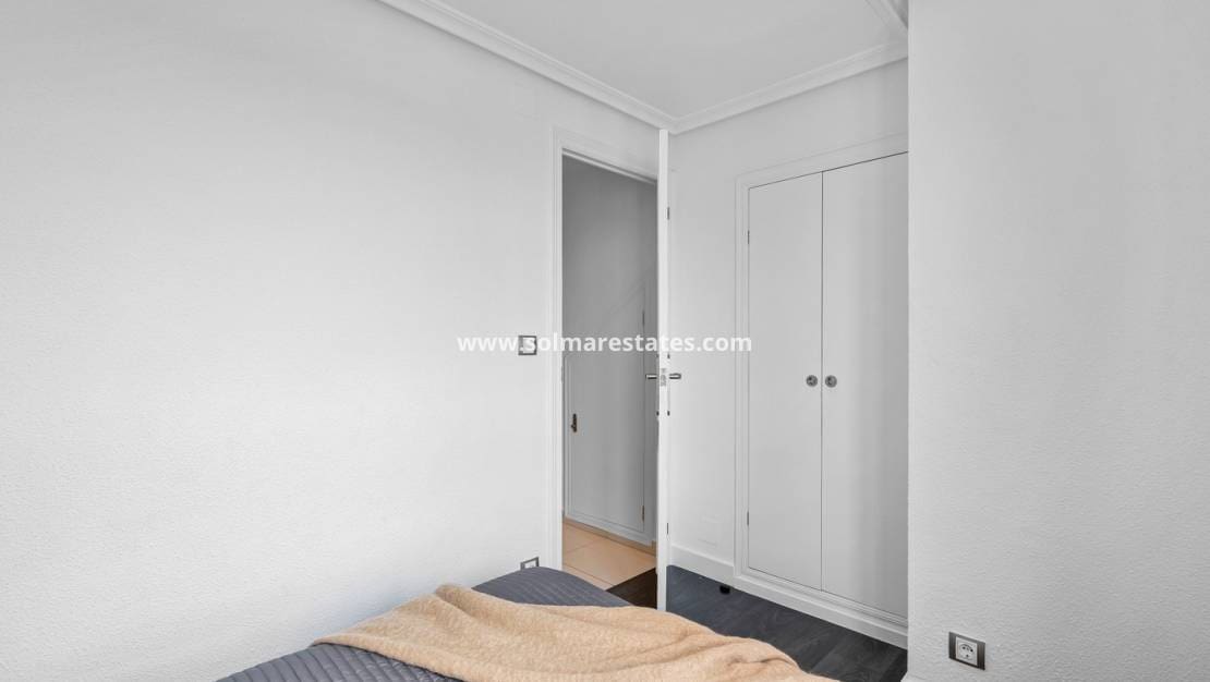 3 slaapkamer Appartement te koop in Punta Prima met zwembad - € 269.000 (Ref: 9306976)