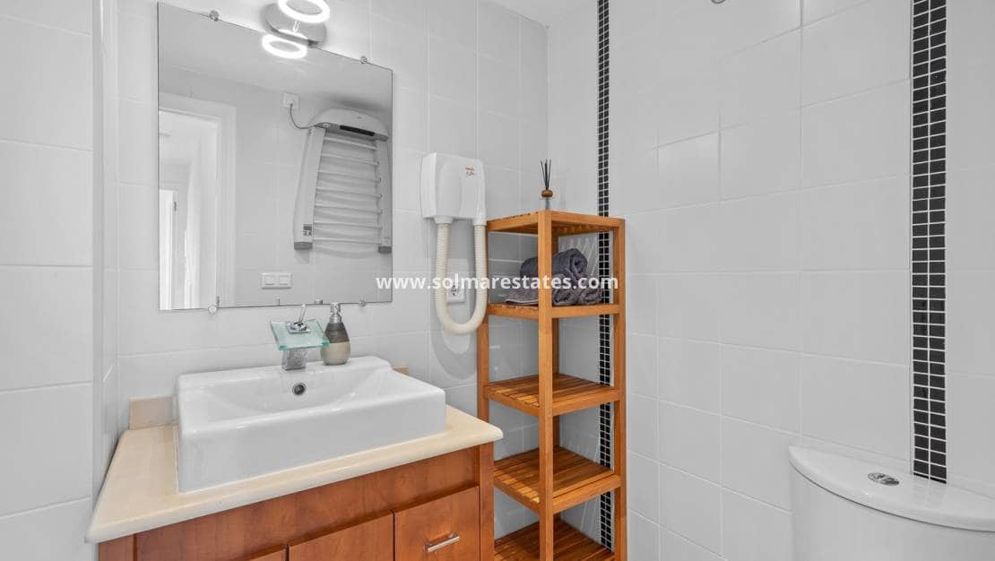 3 slaapkamer Appartement te koop in Punta Prima met zwembad - € 269.000 (Ref: 9306976)