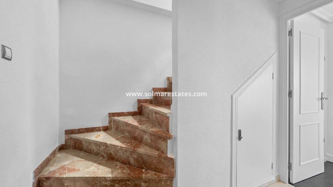 3 slaapkamer Appartement te koop in Punta Prima met zwembad - € 269.000 (Ref: 9306976)