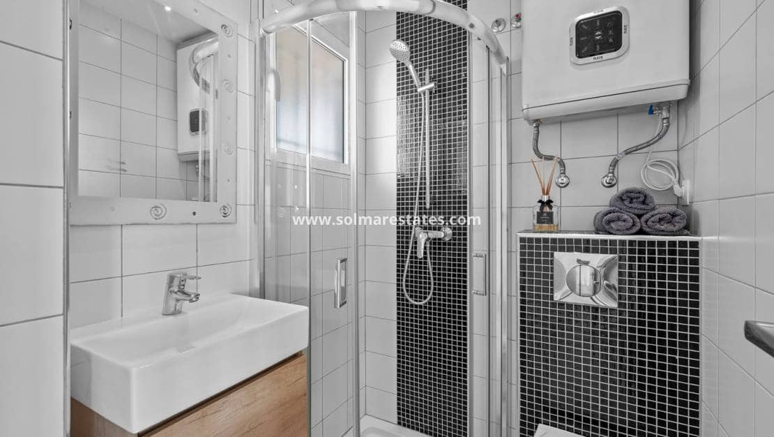 3 slaapkamer Appartement te koop in Punta Prima met zwembad - € 269.000 (Ref: 9306976)