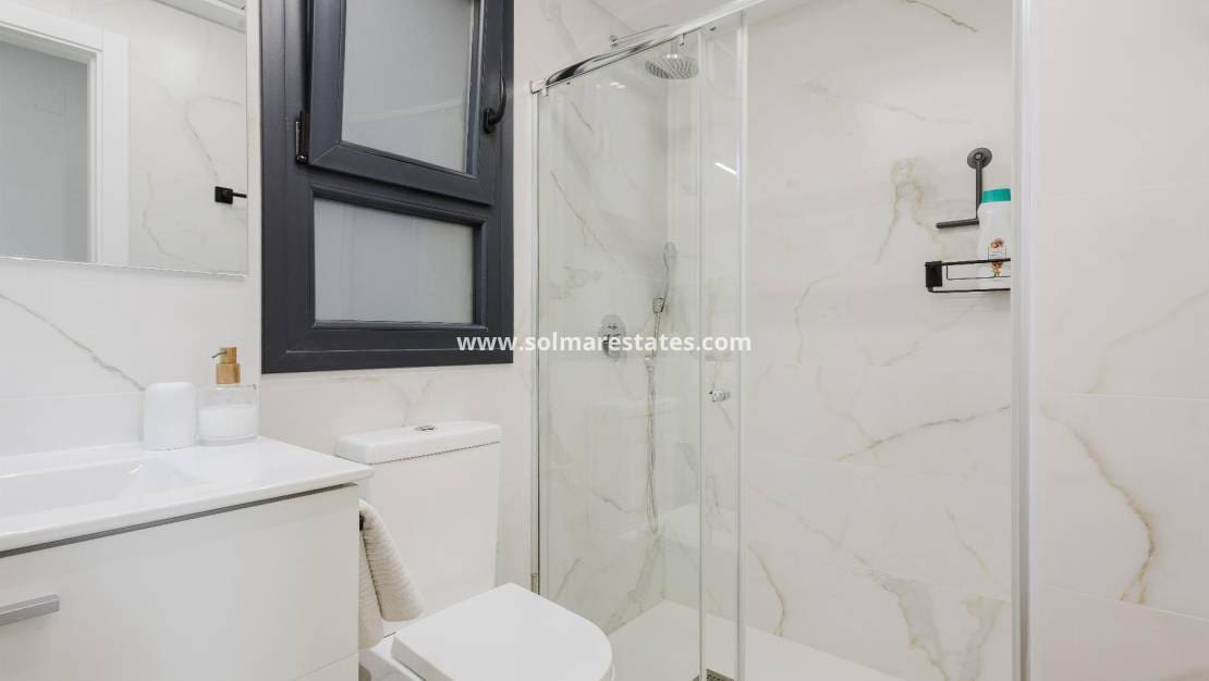 2 Zimmer Apartment zu verkaufen in Villamartin mit Pool - 249.500 € (Ref: 9328541)