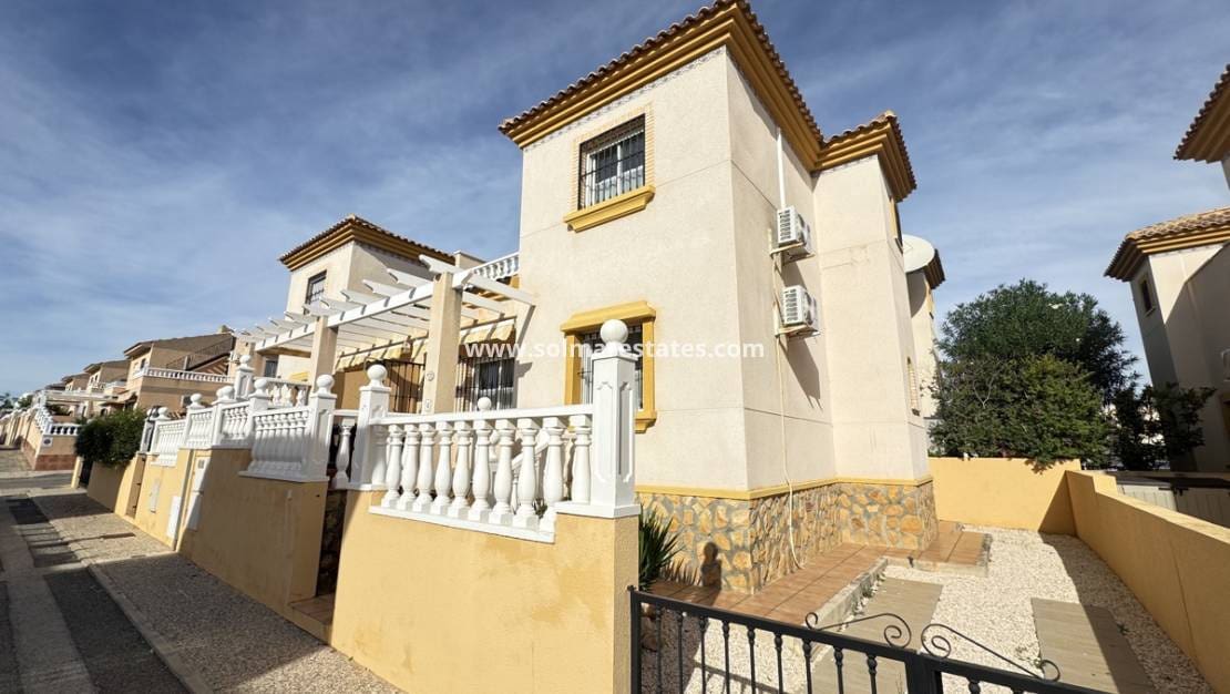 3 bedroom Townhouse for sale in Villamartin with pool - € 199,995 (Ref: 9350004)