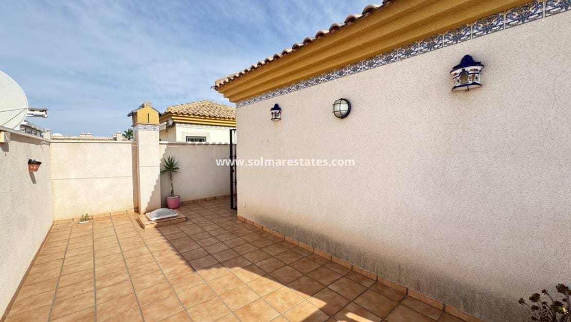 3 bedroom Townhouse for sale in Villamartin with pool - € 199,995 (Ref: 9350004)