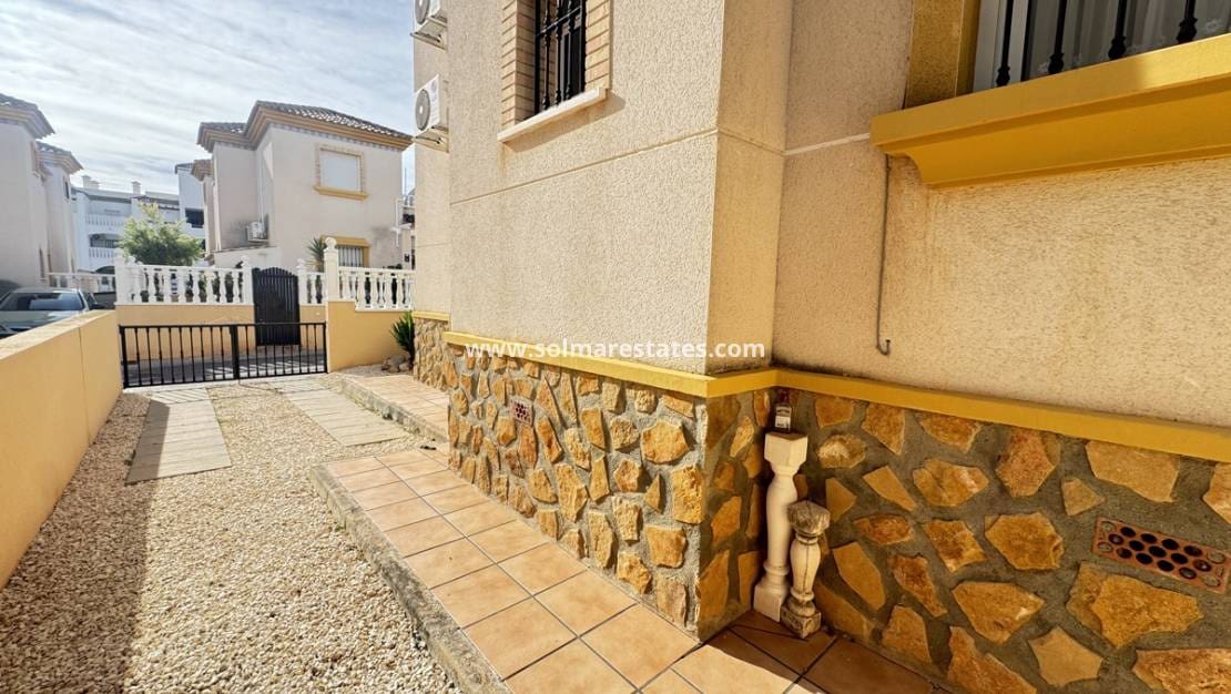 3 bedroom Townhouse for sale in Villamartin with pool - € 199,995 (Ref: 9350004)