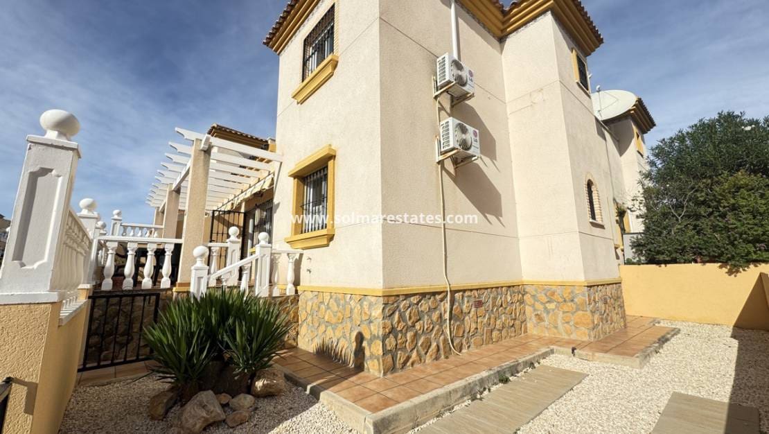 3 bedroom Townhouse for sale in Villamartin with pool - € 199,995 (Ref: 9350004)