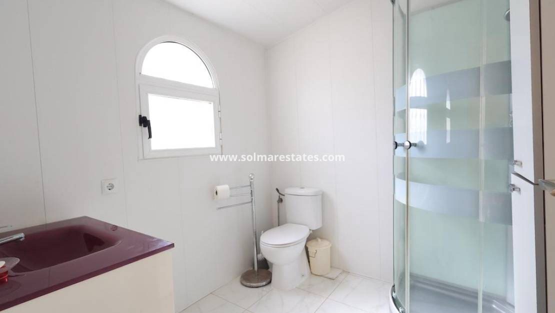 Chalet de 4 habitaciones en Playa Flamenca en venta con piscina - 565.000 € (Ref: 9354109)