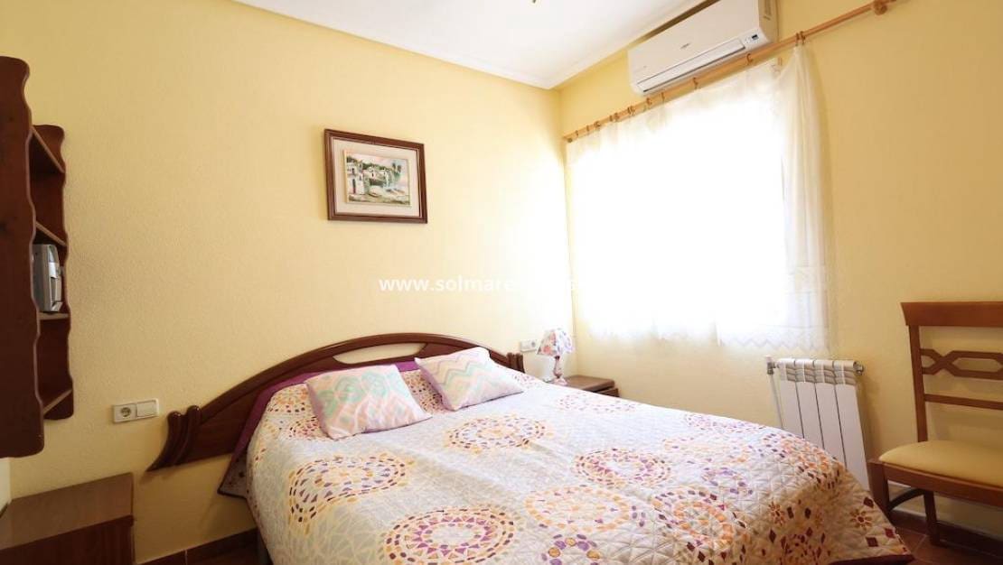 Chalet de 4 habitaciones en Playa Flamenca en venta con piscina - 565.000 € (Ref: 9354109)