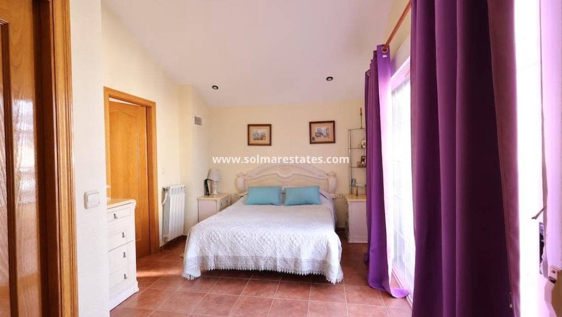 Chalet de 4 habitaciones en Playa Flamenca en venta con piscina - 565.000 € (Ref: 9354109)