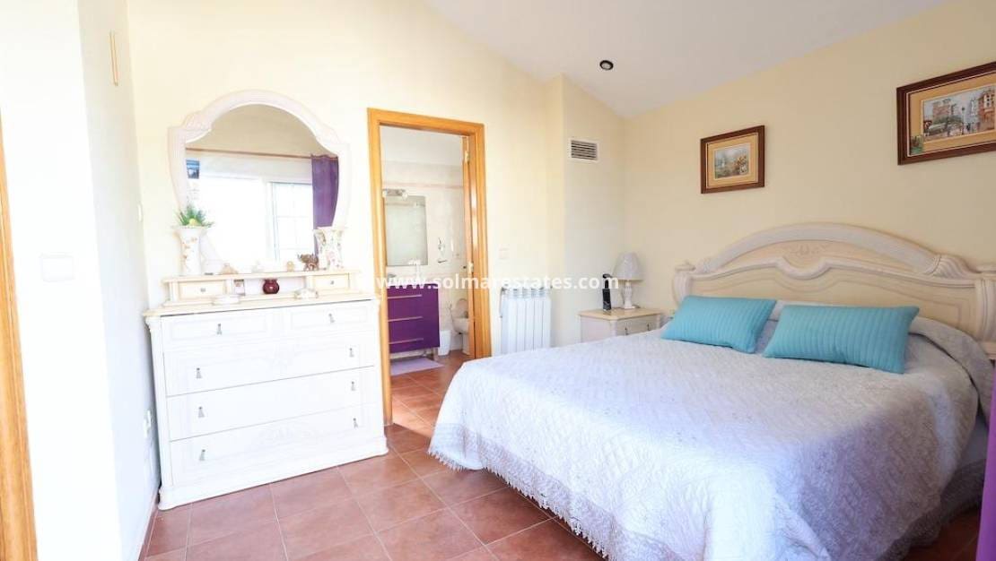 Chalet de 4 habitaciones en Playa Flamenca en venta con piscina - 565.000 € (Ref: 9354109)