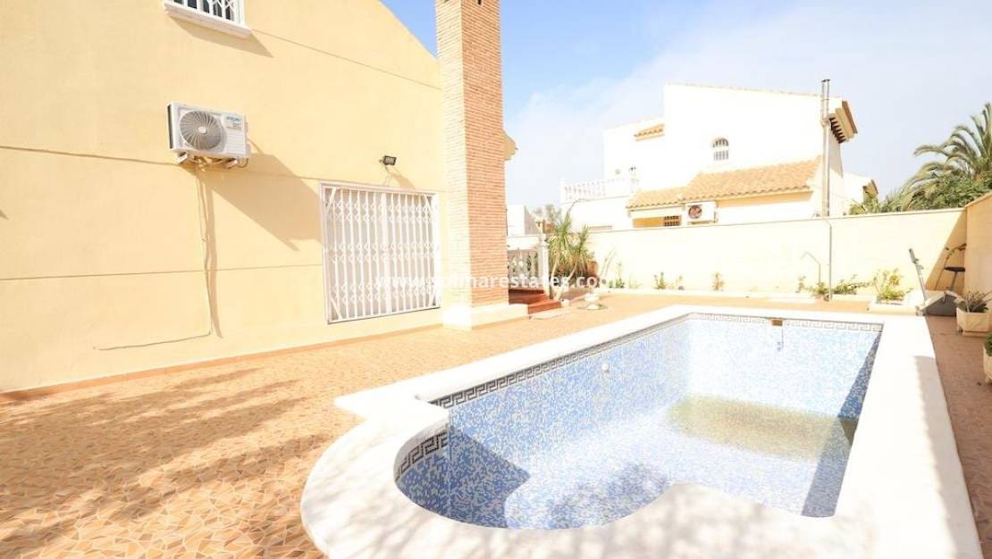 Chalet de 4 habitaciones en Playa Flamenca en venta con piscina - 565.000 € (Ref: 9354109)