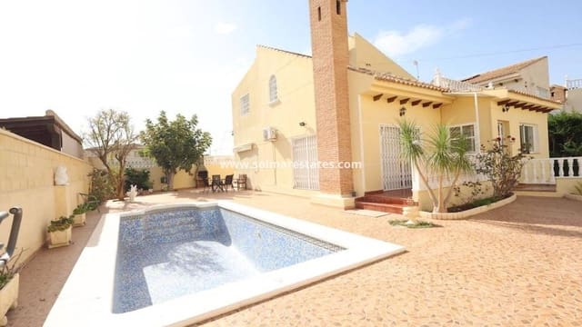 Chalet de 4 habitaciones en Playa Flamenca, Orihuela en venta con piscina - 565.000 € (Ref: 9354109)