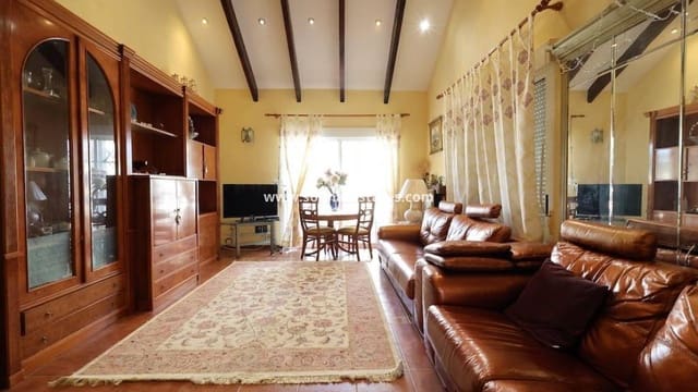 Chalet de 4 habitaciones en Playa Flamenca, Orihuela en venta con piscina - 565.000 € (Ref: 9354109)