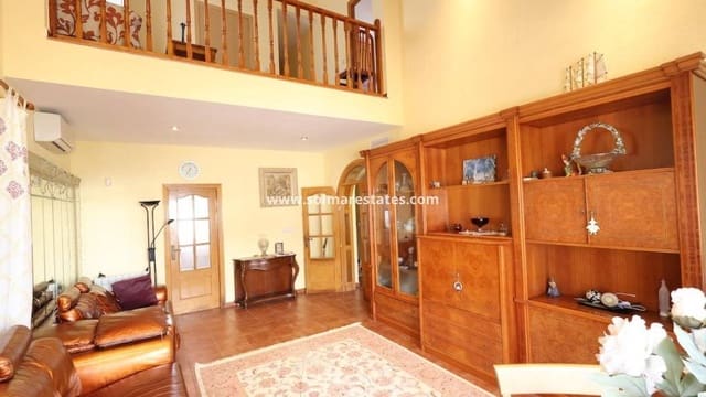 Chalet de 4 habitaciones en Playa Flamenca, Orihuela en venta con piscina - 565.000 € (Ref: 9354109)