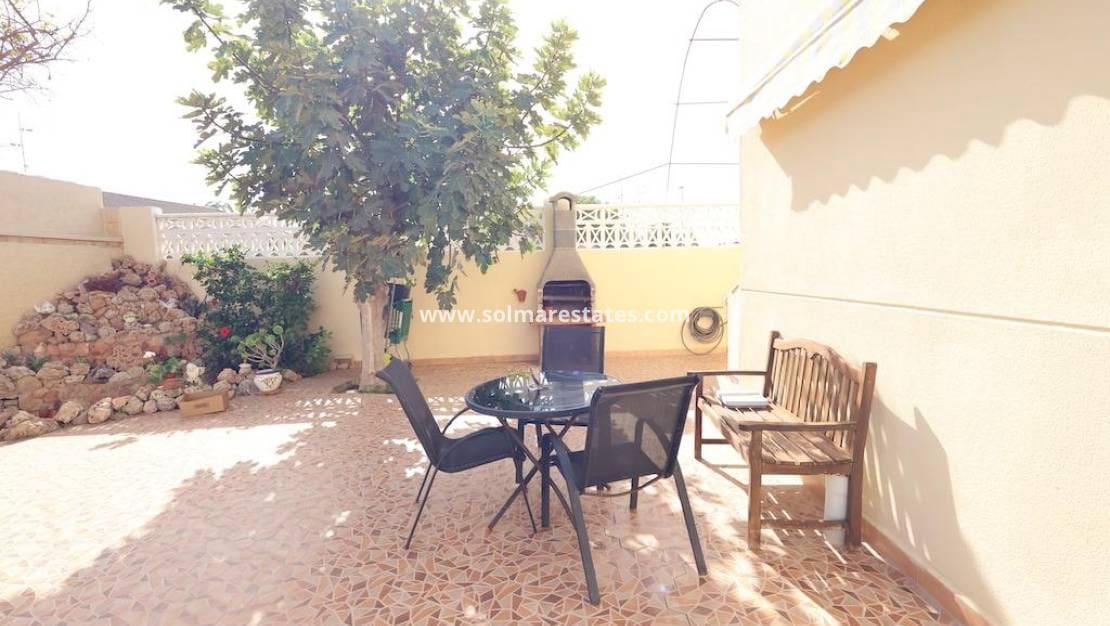 Chalet de 4 habitaciones en Playa Flamenca en venta con piscina - 565.000 € (Ref: 9354109)