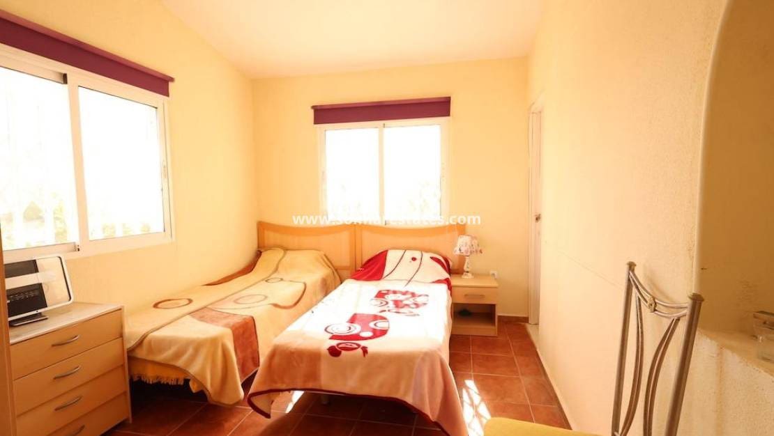 Chalet de 4 habitaciones en Playa Flamenca en venta con piscina - 565.000 € (Ref: 9354109)