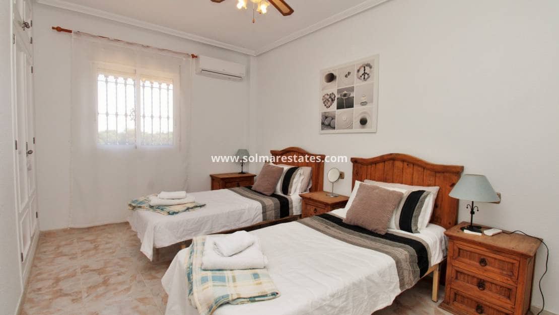 4 sovrum Villa till salu i Playa Flamenca med pool - 379 000 € (Ref: 9357490)