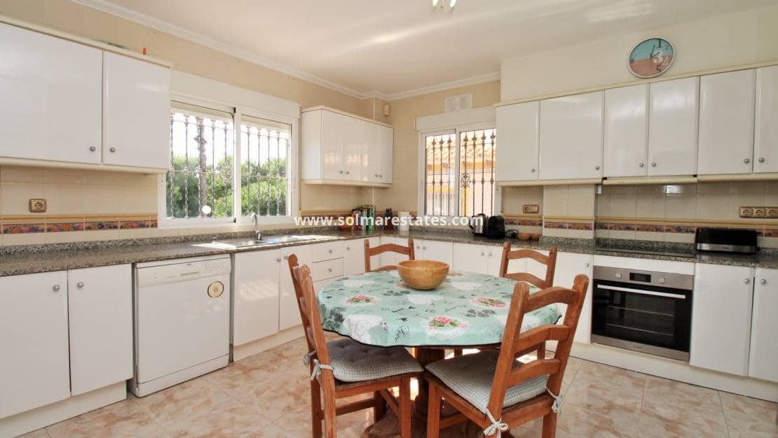 4 sovrum Villa till salu i Playa Flamenca med pool - 379 000 € (Ref: 9357490)