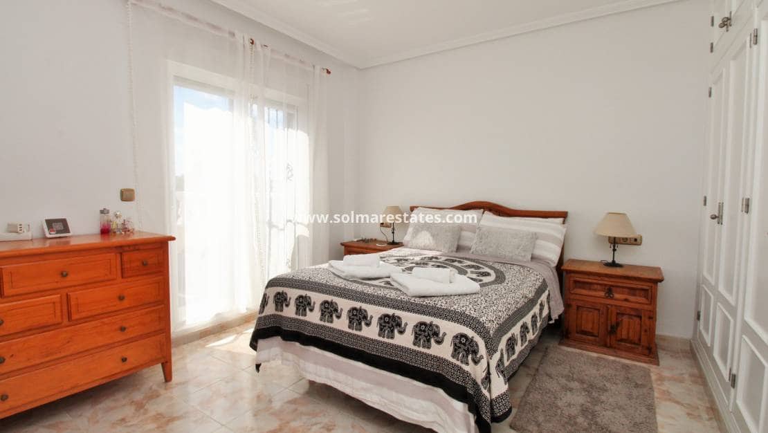 4 sovrum Villa till salu i Playa Flamenca med pool - 379 000 € (Ref: 9357490)