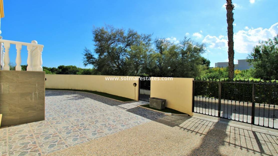 4 sovrum Villa till salu i Playa Flamenca med pool - 379 000 € (Ref: 9357490)