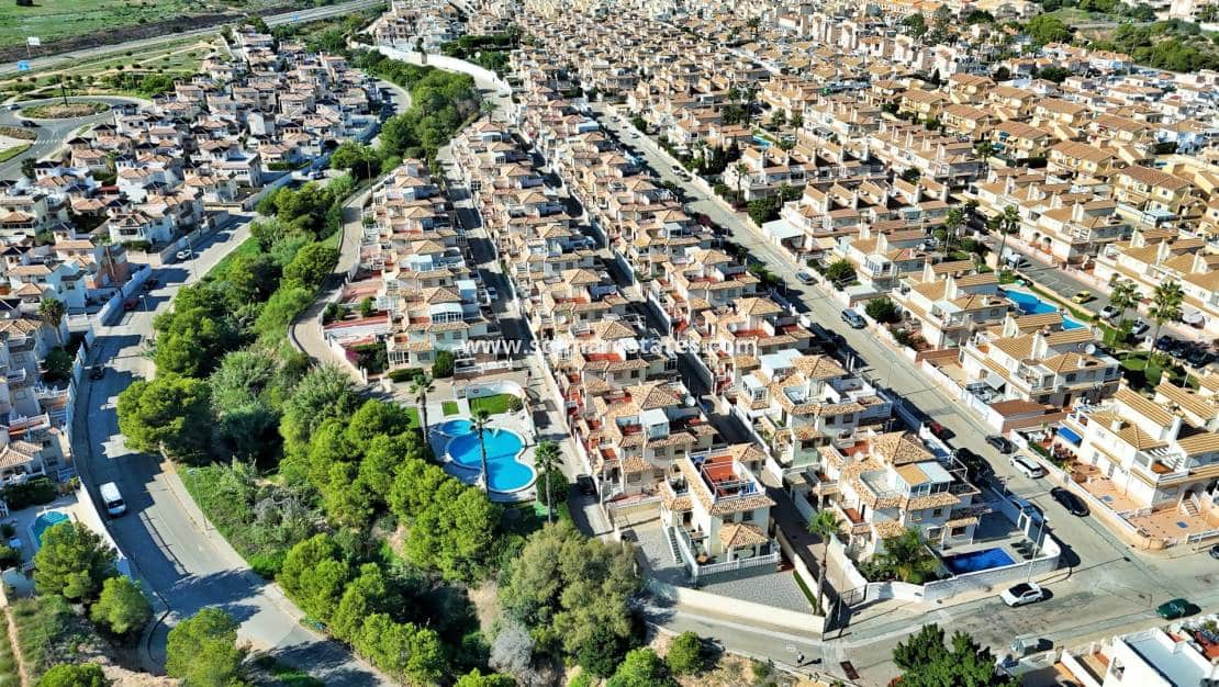 4 sovrum Villa till salu i Playa Flamenca med pool - 379 000 € (Ref: 9357490)